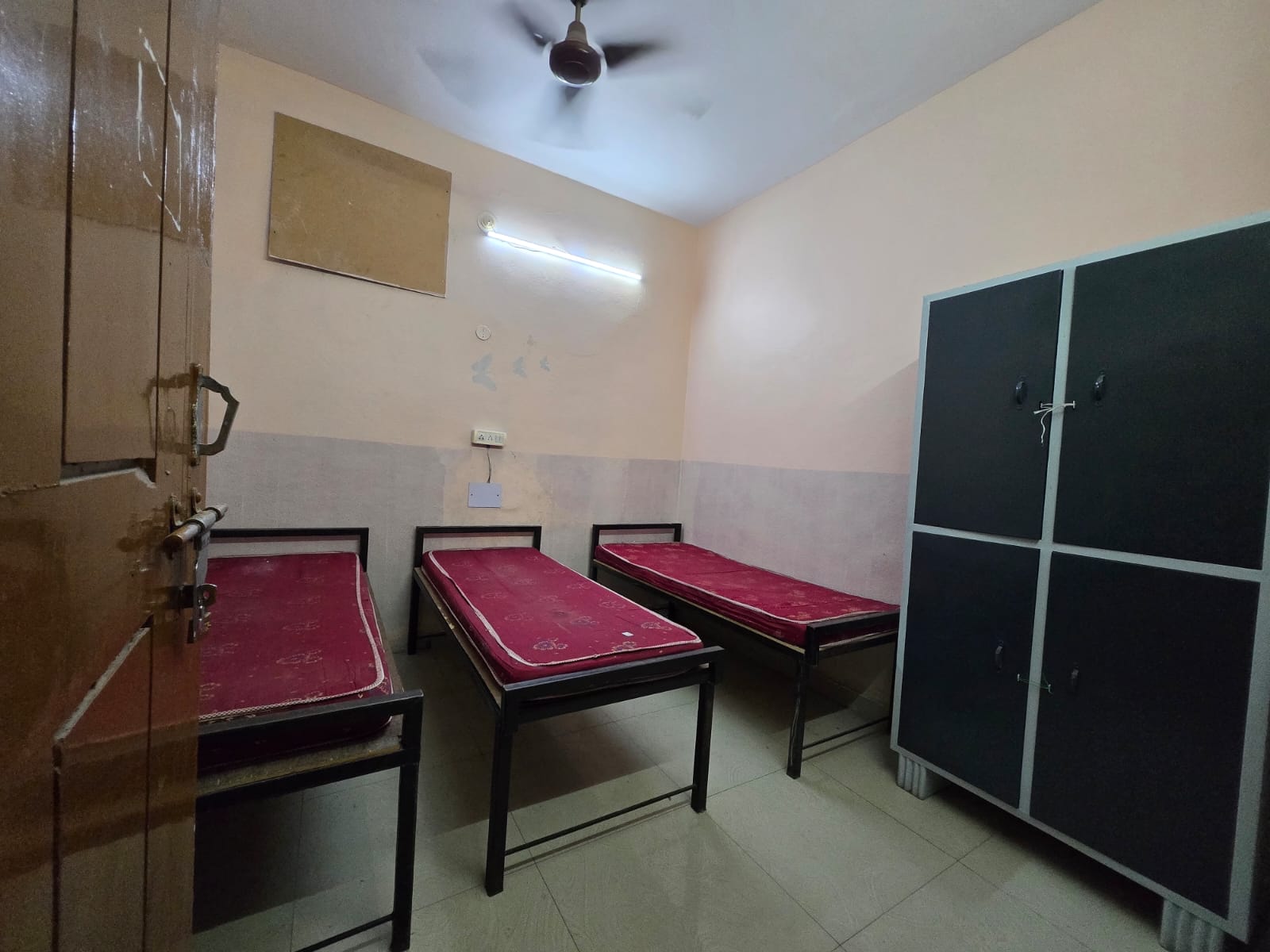 Pranis Hostel For Girls
